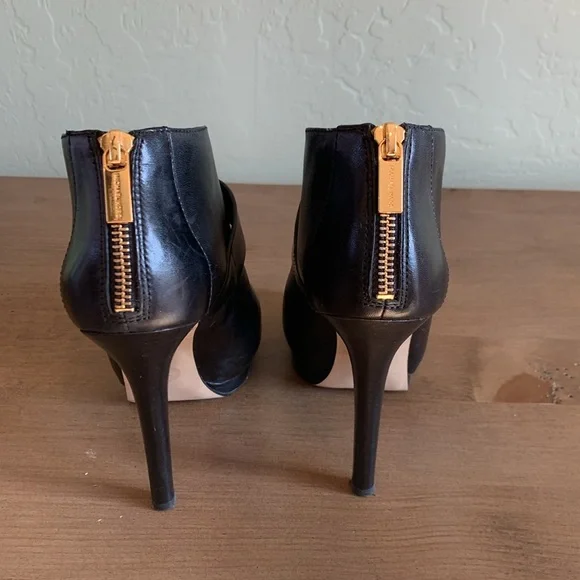 Michael Kori’s Womens Black Leather High Heel Stiletto Booties sz 6.5 - Picture 5 of 7